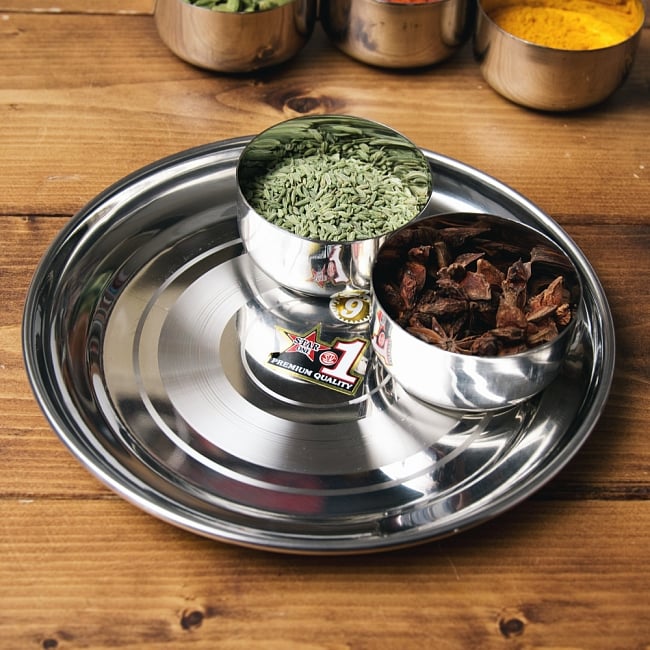 【送料無料・7個セット】カレー皿 No.9 [約21cm]-重ね収納ができるタイプ 7 - 試しに【ID-TLPLT-54】【訳あり・インド品質】カレー小皿(約7.2cm×約4cm 約140ml）を並べてみたところです。カレー小皿は別売りとなります。