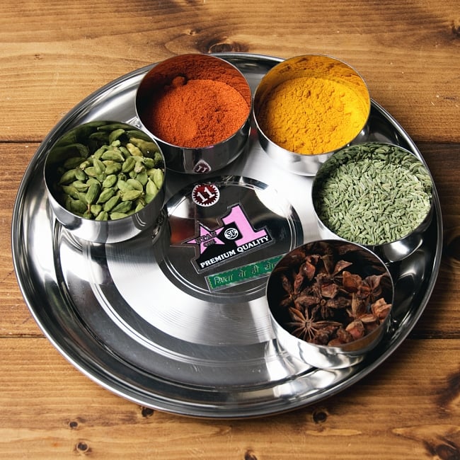 【送料無料・4個セット】カレー大皿 No.11 [約26cm]-重ね収納ができるタイプ 7 - 試しに【ID-TLPLT-54】【訳あり・インド品質】カレー小皿(約7.2cm×約4cm 約140ml）を並べてみたところです。カレー小皿は別売りとなります。