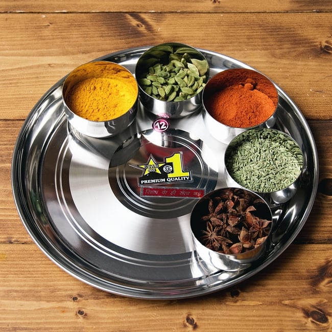 【送料無料・4個セット】カレー大皿 No.12 [約28cm]-重ね収納ができるタイプ 7 - 試しに【ID-TLPLT-54】【訳あり・インド品質】カレー小皿(約7.2cm×約4cm 約140ml）を並べてみたところです。カレー小皿は別売りとなります。