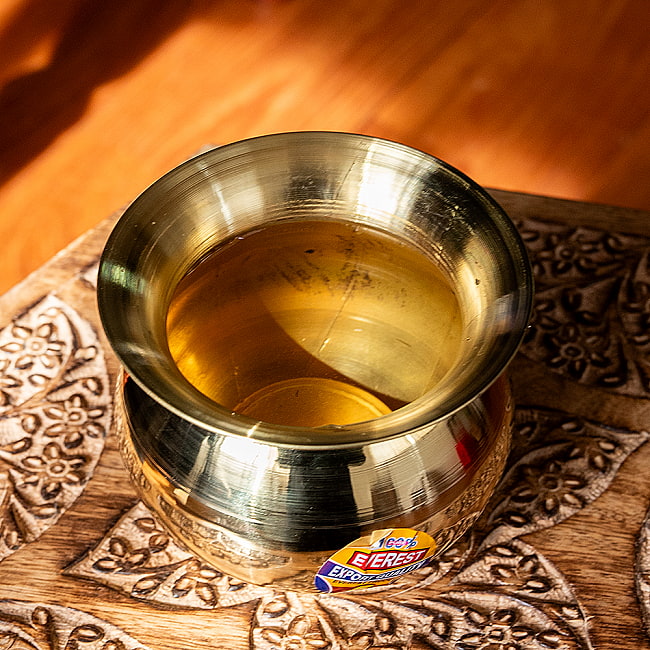 【5個セット】インドの水差し ブラス製 [高さ9cm] 3 - 水を入れてみたところです