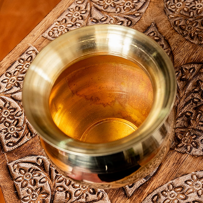 【5個セット】インドの水差し ブラス製 [高さ9cm] 4 - 底面の様子です。インドらしい独特の形状です。