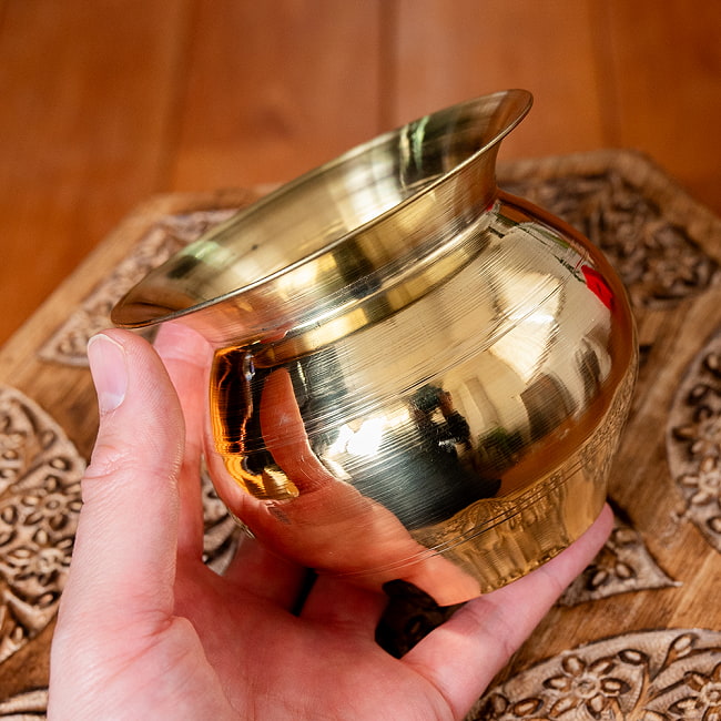 【5個セット】インドの水差し ブラス製 [高さ9cm] 8 - このくらいのサイズ感となります