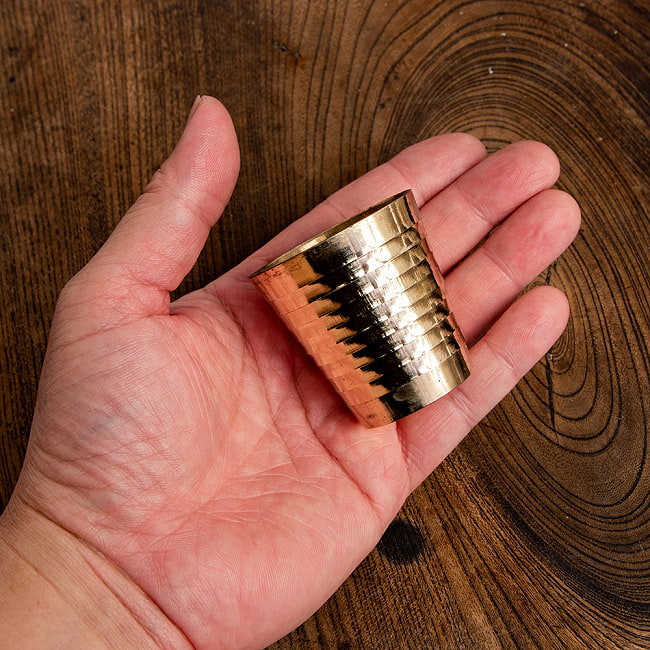 【5個セット】インドの礼拝用 ブラス製 プージャグラス カップ[5cm x 4.5cm] 7 - このくらいのサイズ感になります