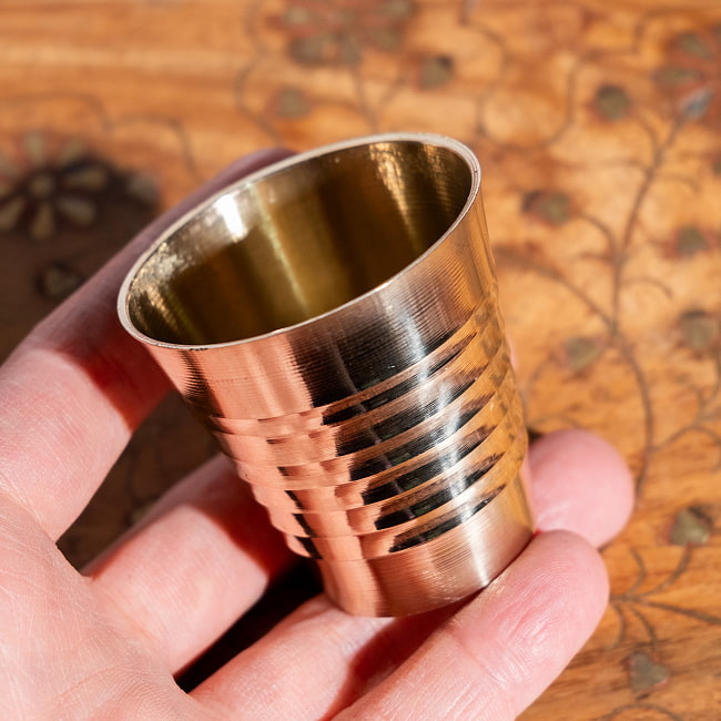 【5個セット】インドの礼拝用 ブラス製 プージャグラス カップ[約5cm] 7 - このくらいのサイズ感になります