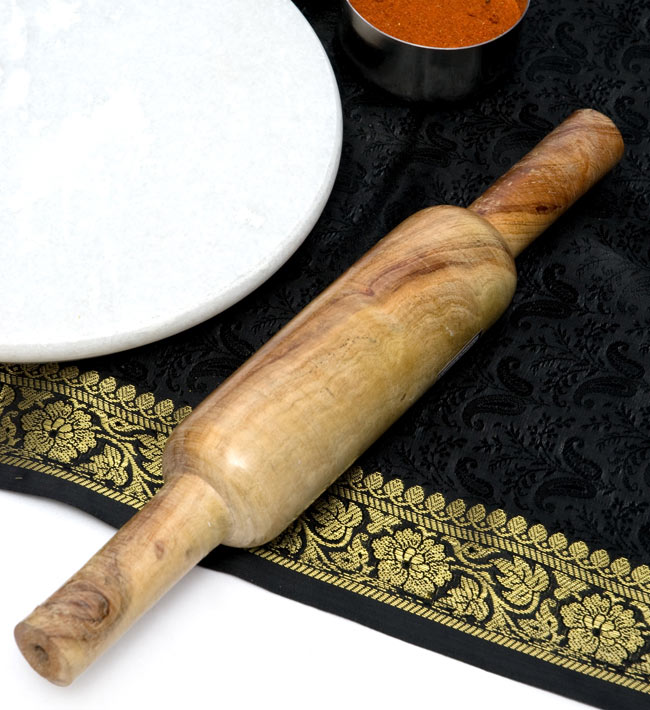 【麺棒セット！】チャパティ用の台 - マーブル製[白系]［直径：約25cm、高さ：2.5cm］ 3 - チャパティ用麺棒【29cm】の写真です