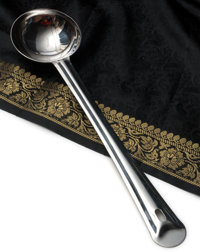 【3個セット】インドのお玉 サーバースプーン(31.5cm) 4 - 黒の布によく映えますね