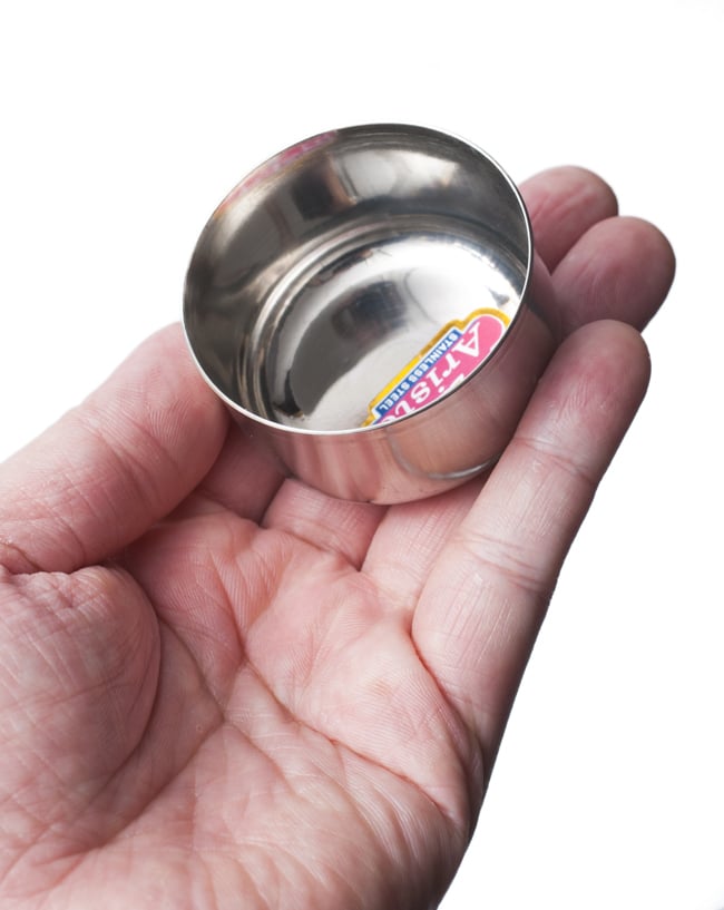 【3個セット】カレー小皿(約5.2cm×約2.8cm 容量50ml)極小サイズ チャトニボウル 6 - サイズ比較のために手に乗せてみました