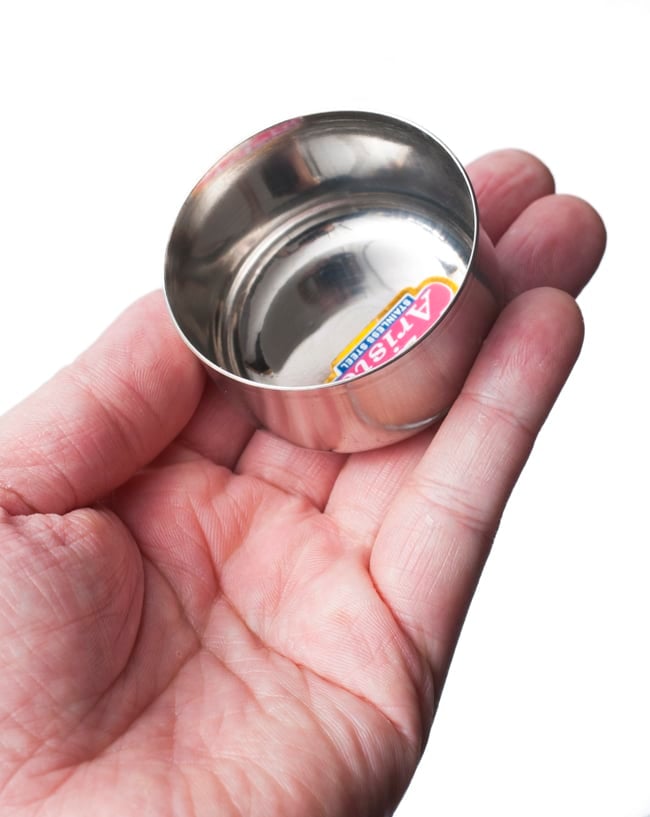 【10個セット】カレー小皿(約5.2cm×約2.8cm 容量50ml)極小サイズ チャトニボウル 6 - サイズ比較のために手に乗せてみました