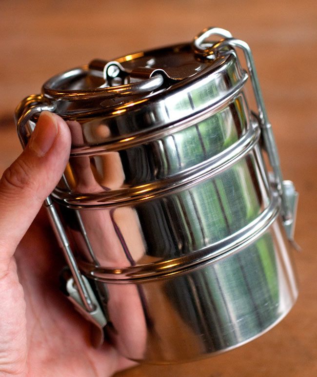 【12個セット】3段インド弁当箱 【少し小盛りサイズ 直径:約9.5cm 高さ:約13cm】 3 - 持ち運びやすいサイズですが、見た目以上にたくさん入ります!