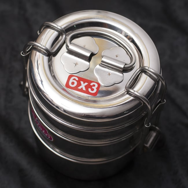 【12個セット】3段インド弁当箱 【少し小盛りサイズ 直径:約9.5cm 高さ:約13cm】 4 - 上からの写真です。金具の取り付け位置は入荷ごとに異なります。