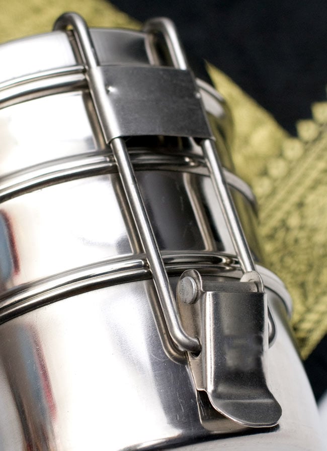 【12個セット】3段インド弁当箱 【少し小盛りサイズ 直径:約9.5cm 高さ:約13cm】 7 - こちらの金具を上げると、取り外せるようになっています。