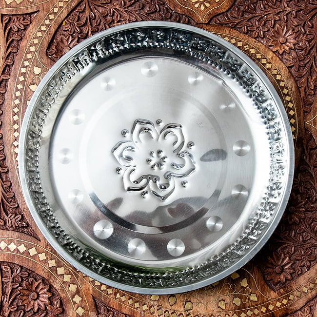 【4個セット】バリのアルミ飾り皿【直径:約26cm】 3 - 一枚置いてあるだけでも空間がぐっとエスニックになりますね。