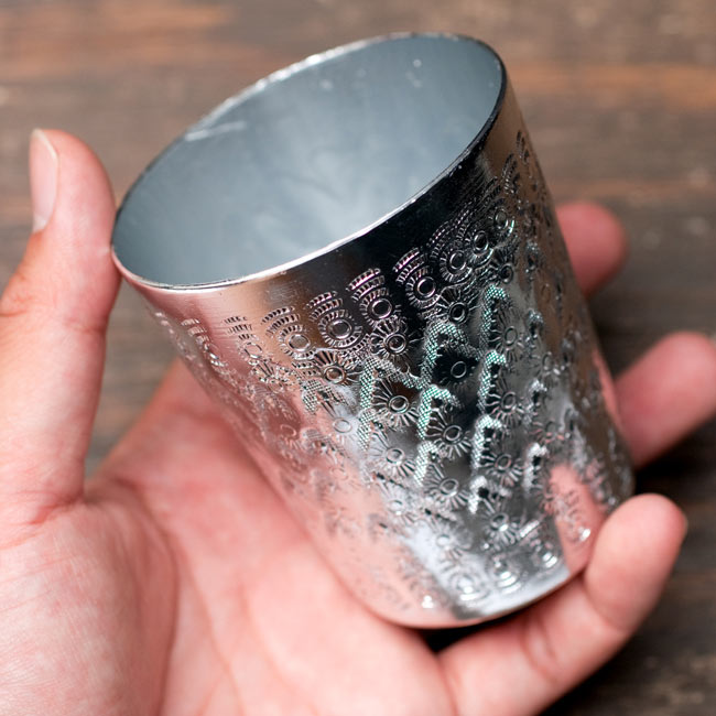 【4点アソートセット】タイの飾りつきエンボス・アルミコップ(直径:7cm) 6 - 手頃なサイズ感です。