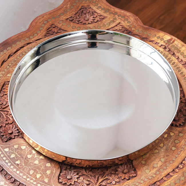 【大皿＋小皿3枚セット】槌目付き 銅装飾のロイヤルターリー(カレー大皿：直径約31cm)セット 5 - ターリーの写真です