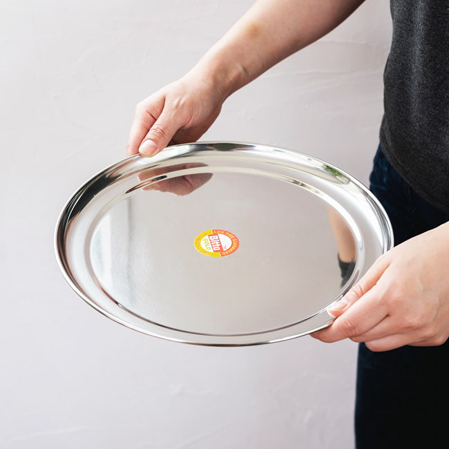 【大皿1枚＋小皿3枚セット】カレー大皿 [約28cm]-重ね収納ができるタイプ　ターリーセット 13 - 持ってみたところです