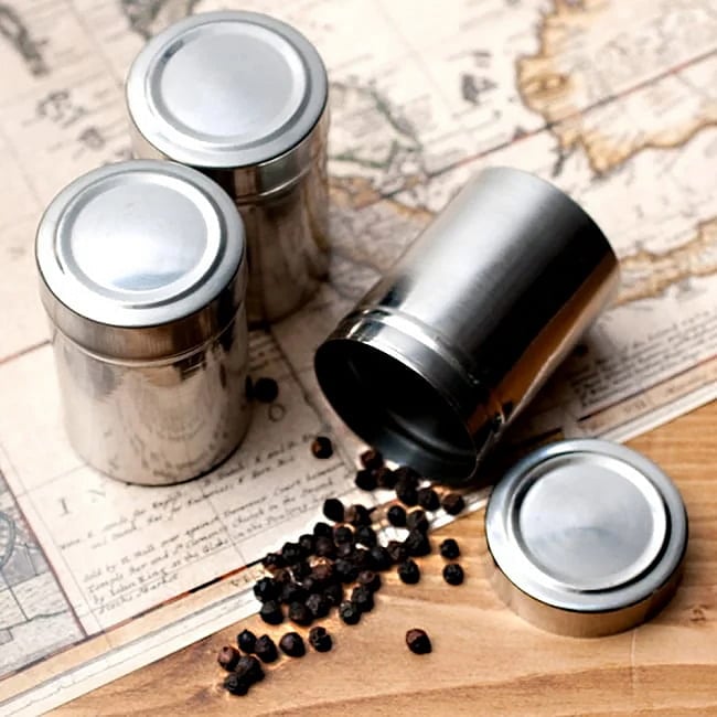 【3個セット】ステンレスのマサラケース・小物入れ[約6.2cm×4.5cm] 9 - ブラックペッパーの使用例になります。