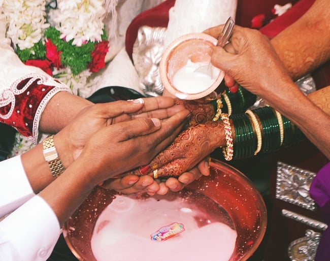 【3個セット】銅仕上げカトリ（小皿）　【直径：約13cm】 8 - 銅製のプレートは、ヒンドゥー教の祭壇や儀式で使われています。