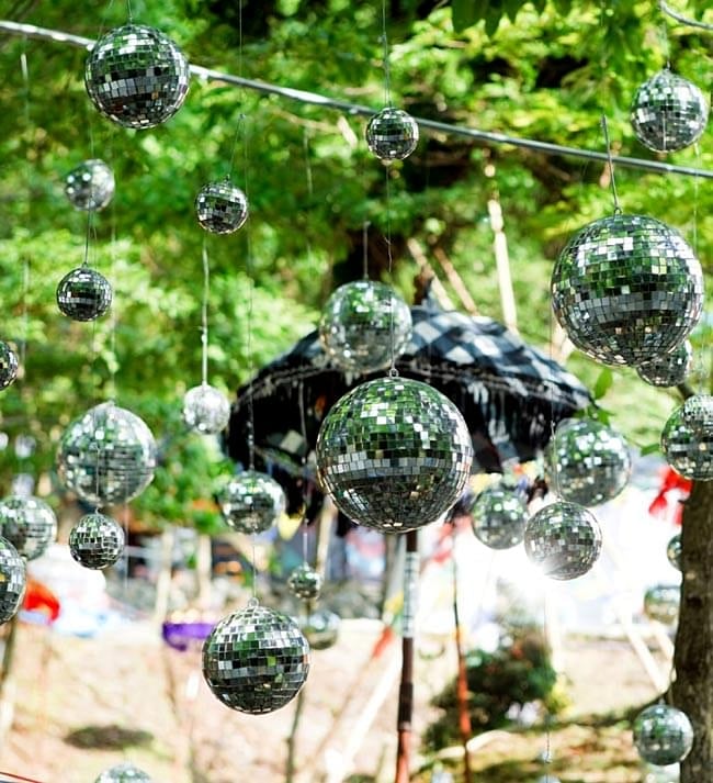 【9個セット】手のひらサイズのミラーボール パーティーなどの装飾へ[70mm] 8 - 当店のイベントでの使用例です。ライトを照らした時だけではなく、昼間でもかなり綺麗で存在感があります。写真では吊るのに針金を使っていますが、釣り用のテグスを使うと見えなくなってもっと素敵です。