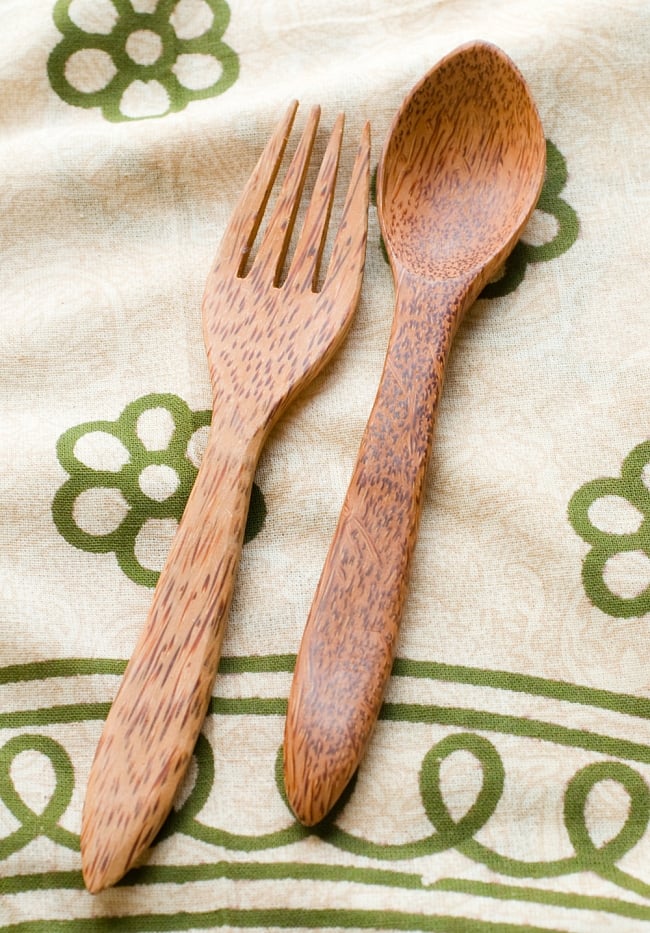ココナッツのスプーン・フォークセット　約20cm 2 - 見やすいように背景を変えた商品の全体像です。