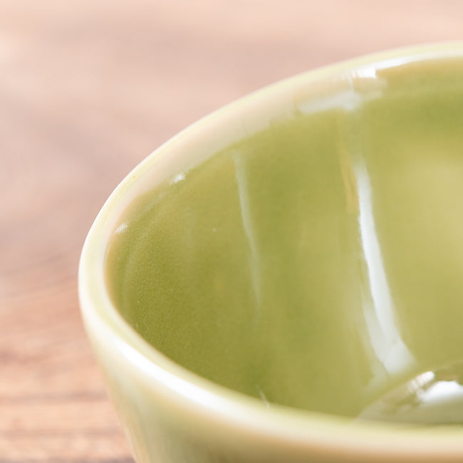 滑らかな釉薬が美しい タイの陶磁器マグカップ　Yellow green 3 - 拡大してみました　ハンドメイドのあたたかみを感じます