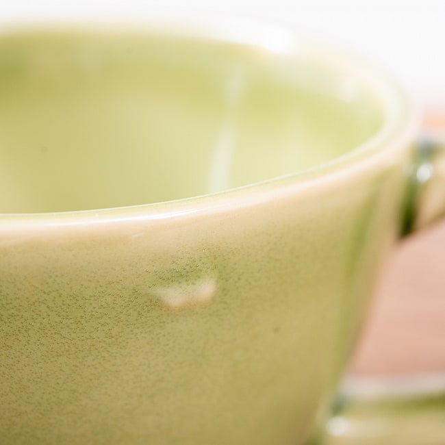 滑らかな釉薬が美しい タイの陶磁器マグカップ　Yellow green 4 - 拡大してみました　口当たりのよい丸み