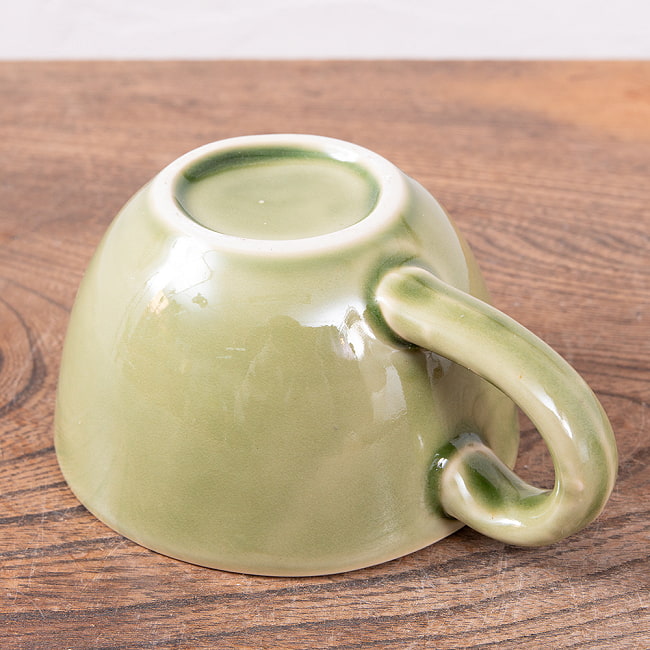 滑らかな釉薬が美しい タイの陶磁器マグカップ　Yellow green 9 - 下部もつるんまるんとしていて可愛い！