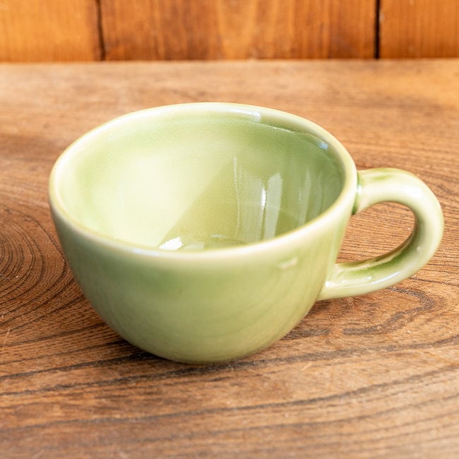 滑らかな釉薬が美しい タイの陶磁器マグカップ　Yellow greenの写真1枚目です。ニュアンスカラーなタイの陶磁器マグカップ　Yellow greenです蓮,ハスの花,睡蓮,タイ,陶磁器,皿,カップ,スプーン,食器セット,食器