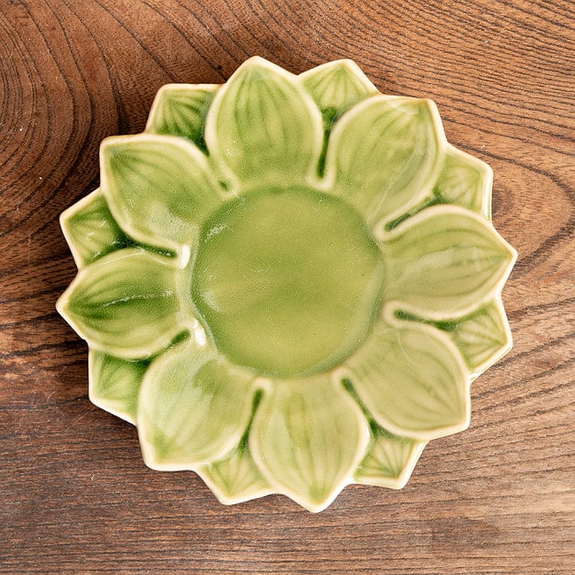タイの陶磁器　ロータスプレート　14cm　Yellow greenの写真1枚目です。ニュアンスカラーなタイの陶磁器　蓮の花の小皿です蓮,ハスの花,睡蓮,タイ,陶磁器,皿,カップ,スプーン,食器セット,食器