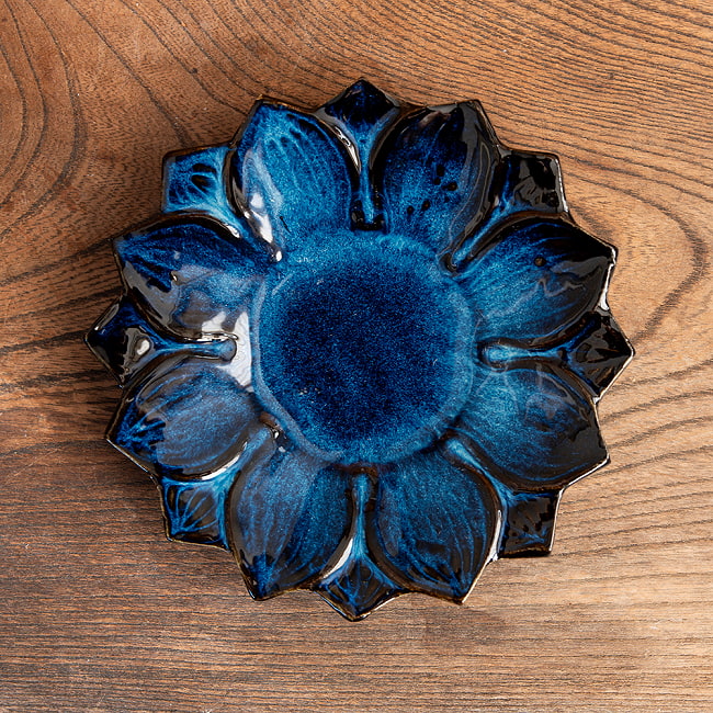 エスニック気分を盛り上げる　ロータスプレート　14cm　Blueの写真1枚目です。ニュアンスカラーなタイの陶磁器　蓮の花の小皿　Blueです蓮,ハスの花,睡蓮,タイ,陶磁器,皿,カップ,スプーン,食器セット,食器