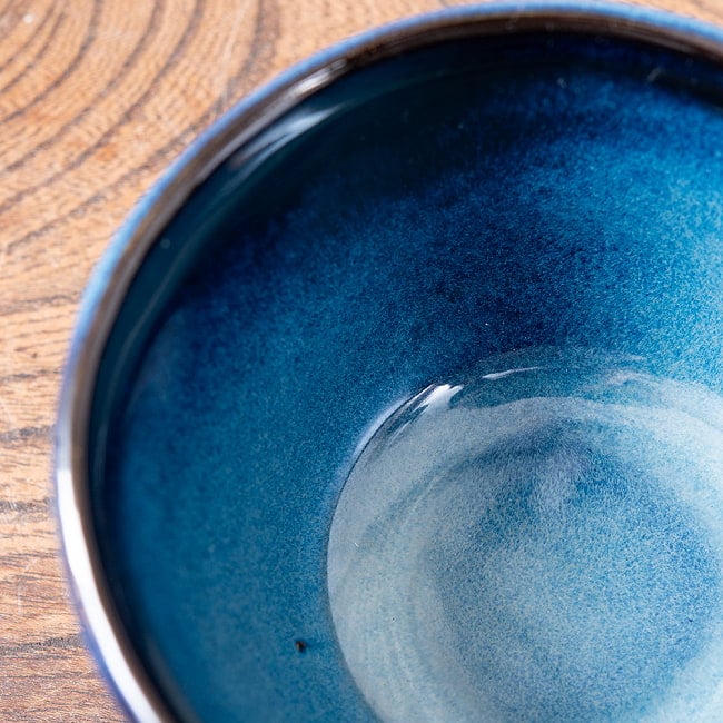 滑らかな釉薬が美しい タイの陶磁器マグカップ　Blue 3 - 拡大してみました　ハンドメイドのあたたかみを感じます