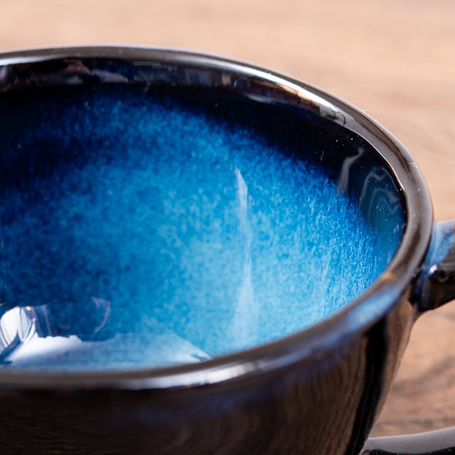 滑らかな釉薬が美しい タイの陶磁器マグカップ　Blue 4 - 拡大してみました　口当たりのよい丸み