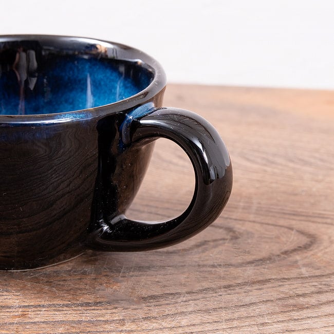滑らかな釉薬が美しい タイの陶磁器マグカップ　Blue 8 - 持ち手はこのようになっています