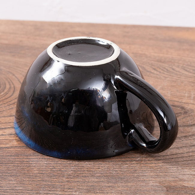 滑らかな釉薬が美しい タイの陶磁器マグカップ　Blue 9 - 下部もつるんまるんとしていて可愛い！