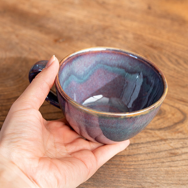 滑らかな釉薬が美しい タイの陶磁器マグカップ　Sky purple 10 - 手に持って見ました（別カラーです）