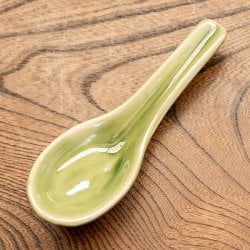 滑らかな釉薬が美しい タイの陶磁器スプーン Yellow green