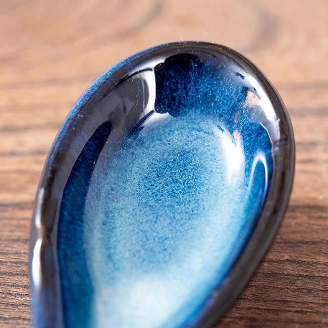滑らかな釉薬が美しい タイの陶磁器スプーン　Blue 6 - 拡大してみました　口当たりのよい丸み