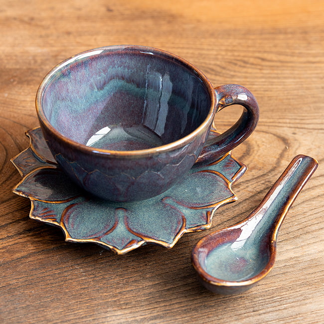 滑らかな釉薬が美しい タイの陶磁器スプーン　Blue 9 - 同シリーズを組み合わせると蓮の花のようなティーセットに！スープを入れても良さそう♪