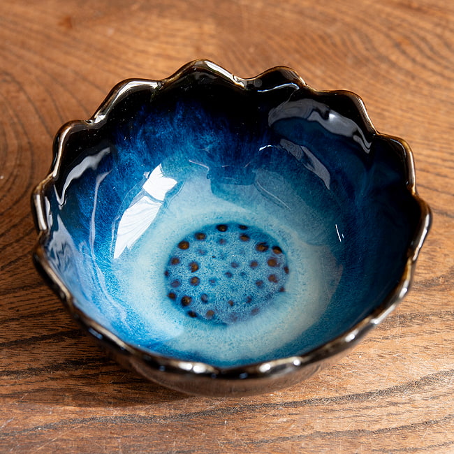 エスニック気分を盛り上げる　ロータスボウル　10cm　Blueの写真1枚目です。ニュアンスカラーなタイの陶磁器　蓮の花の形です蓮,ハスの花,睡蓮,タイ,陶磁器,皿,カップ,スプーン,食器セット,食器