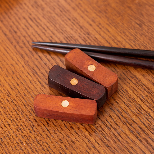 木製手作り　白蝶貝の箸置き 3 - 天然素材を使用している為、それぞれ色合いは異なります。