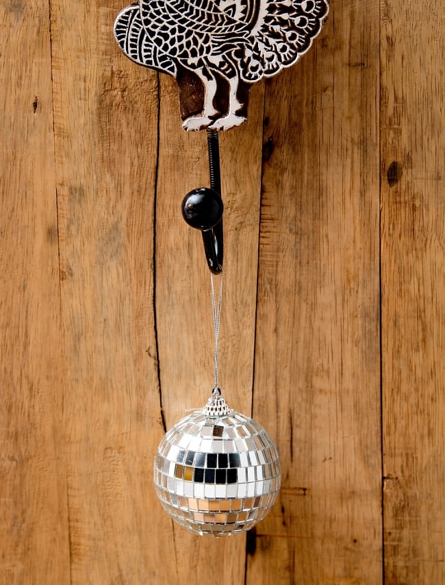 手のひらサイズのミラーボール パーティーなどの装飾へ[70mm] 3 - 紐がついているので、このように吊るして使えます。