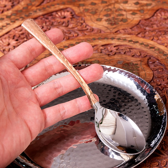 銅装飾槌目仕上げのディナースプーン　カレースプーン[約18.8cm] 6 - このくらいのサイズ感になります