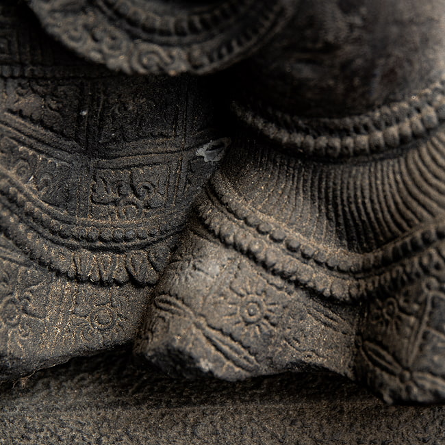 【58cm】アンティーク調 シータとラーマ 石像 インドネシアスタイルのヒンドゥ神像 10 - このようなカケがあります。