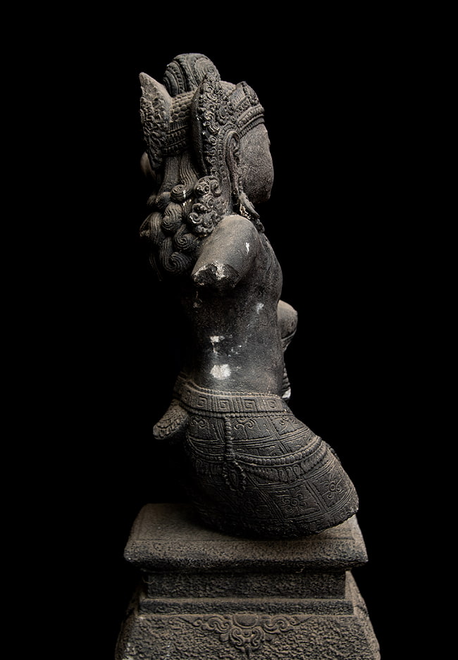 【58cm】アンティーク調 シータとラーマ 石像 インドネシアスタイルのヒンドゥ神像 14 - 側面からの様子です。