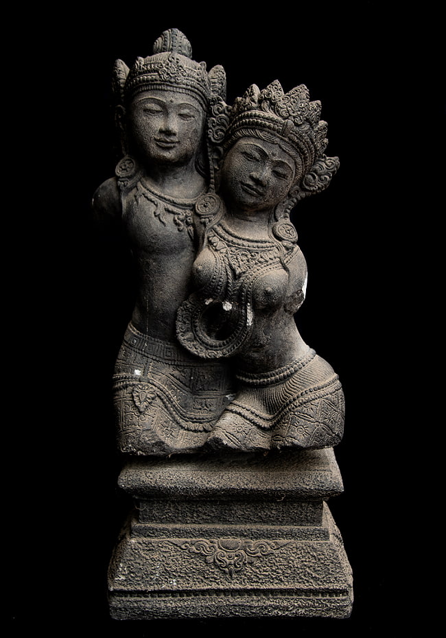 【58cm】アンティーク調 シータとラーマ 石像 インドネシアスタイルのヒンドゥ神像 4 - 正面からの図像です。