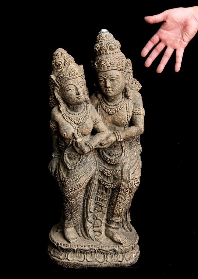 【63cm】アンティーク調 シータとラーマ 石像 インドネシアスタイルのヒンドゥ神像 12 - これくらいのサイズ感です。