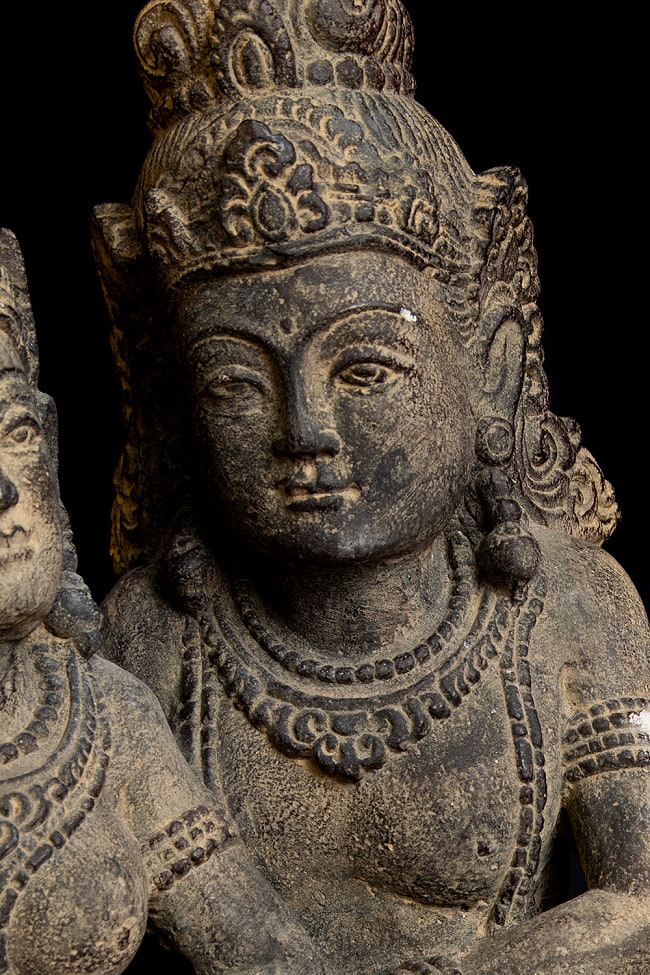 【63cm】アンティーク調 シータとラーマ 石像 インドネシアスタイルのヒンドゥ神像 4 - 見守るようなラーマの表情です。