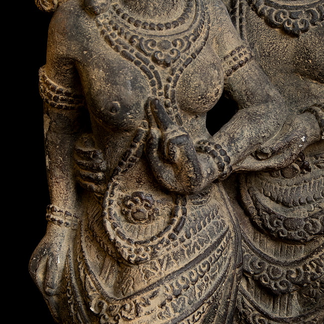 【63cm】アンティーク調 シータとラーマ 石像 インドネシアスタイルのヒンドゥ神像 5 - 衣の表現も美しいです。
