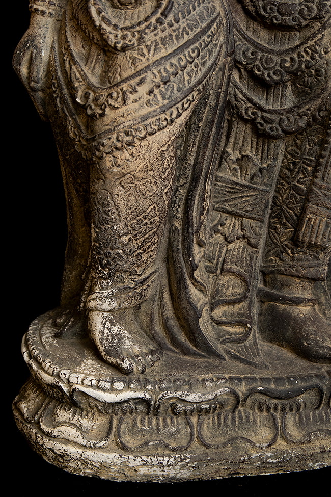 【63cm】アンティーク調 シータとラーマ 石像 インドネシアスタイルのヒンドゥ神像 6 - 衣の造形も美しいです。