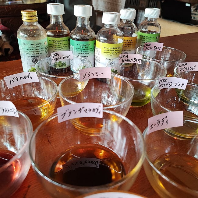 [E-TICKET・15名様限定]ティラキタ アーユルヴェーダ オイルお試し体験会＆ 勉強会  - 2026年1月28日(水) 2 - こんな感じで各社のオイルを実際に出し、テクスチャ、香り、色などを体験して頂きます