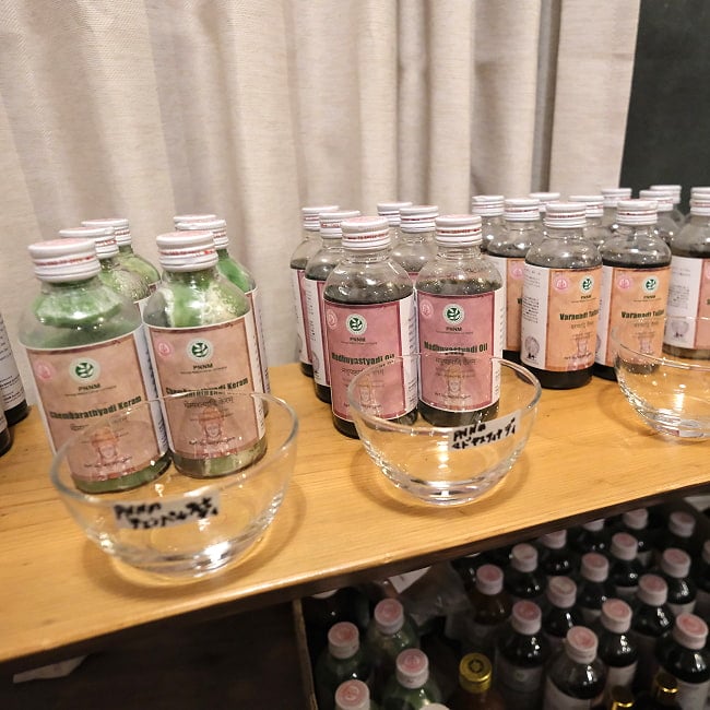 [E-TICKET・15名様限定]基礎理論習得済の方向け - ティラキタ アーユルヴェーダ オイルお試し体験会 - 2026年4月1日(水) 2 - こんな感じで各社のオイルを実際に出し、テクスチャ、香り、色などを体験して頂きます